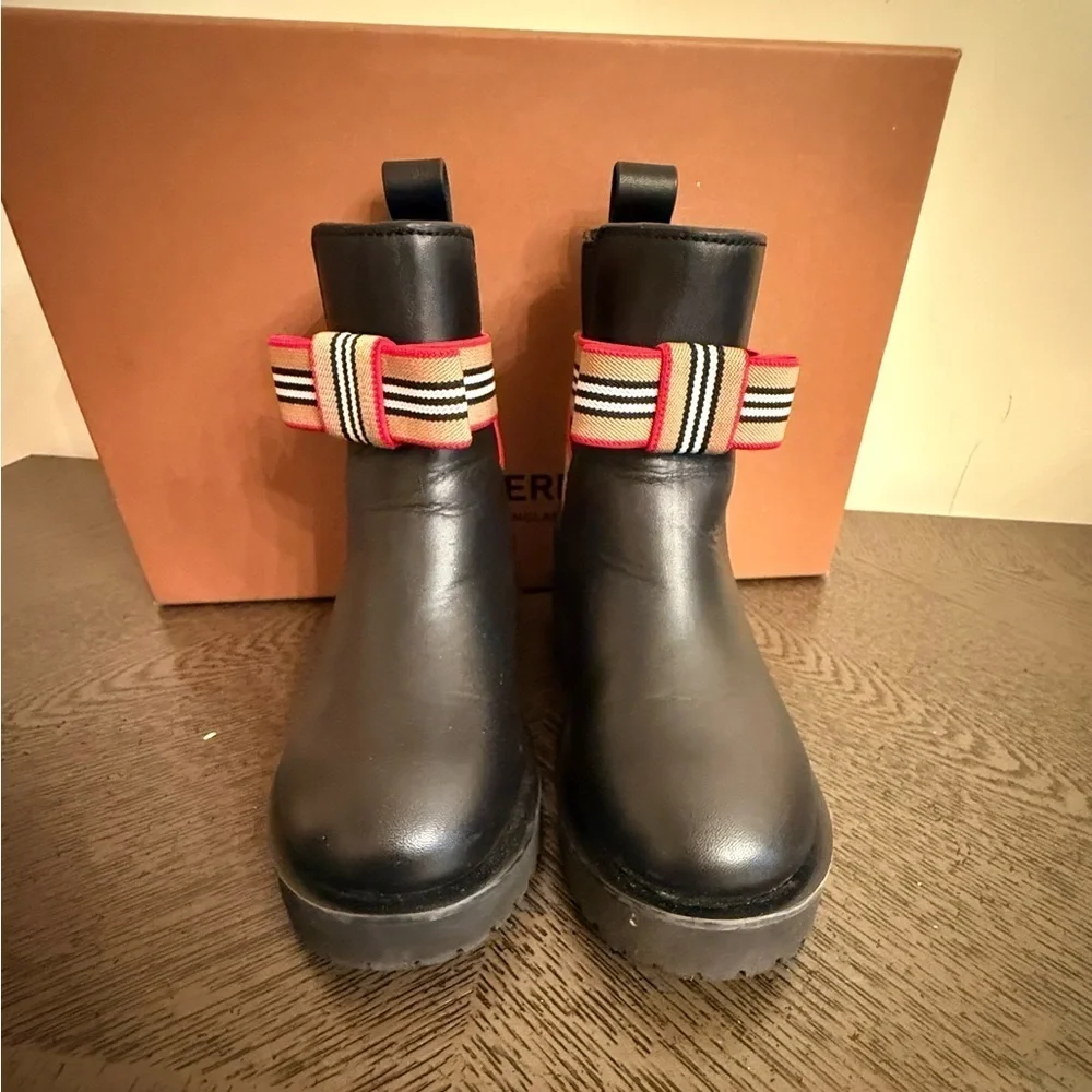 Burberry girls Dearington Check Chelsea Boots size 29 (US 11.5 Kids)